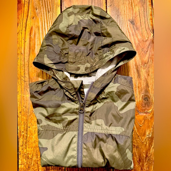 Authentic boys GAP camo hooded windbreaker with zip pockets, size small (6-7). - Picture 1 of 4
